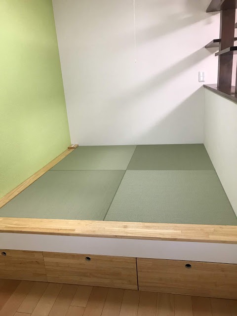 nice tatami space where wood color and refreshing greens match