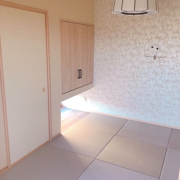 灰桜色の琉球畳を市松敷に敷いた和室