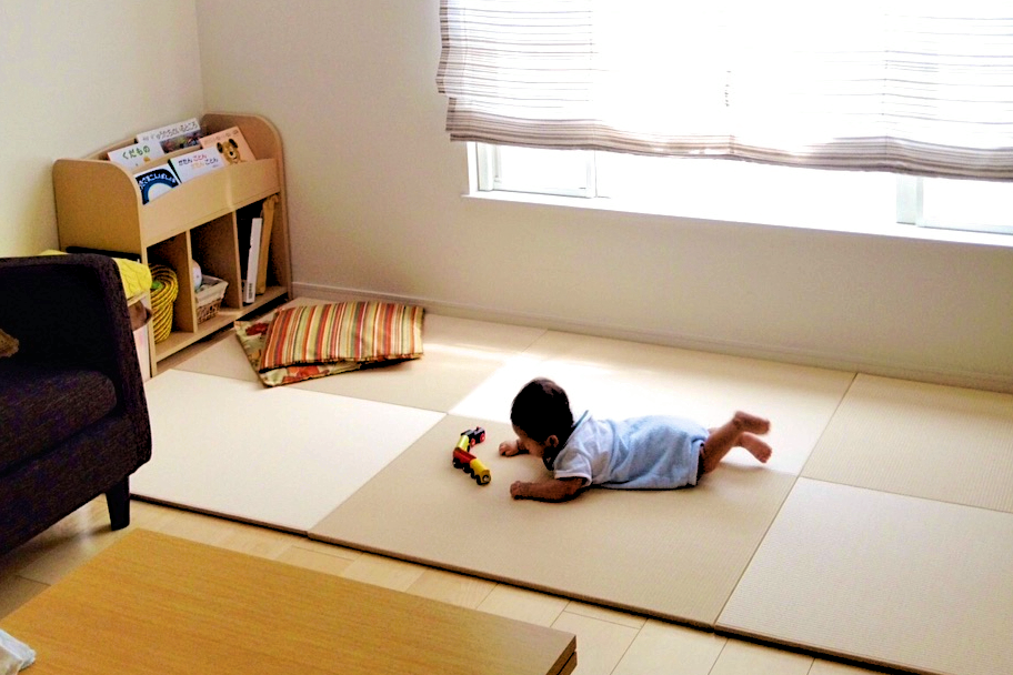 Baby crawling on tatami mat