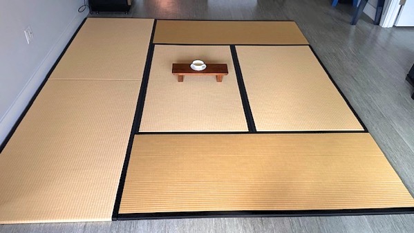 Tatami mats sometimes appear to change color depending on the direction of sunlight.